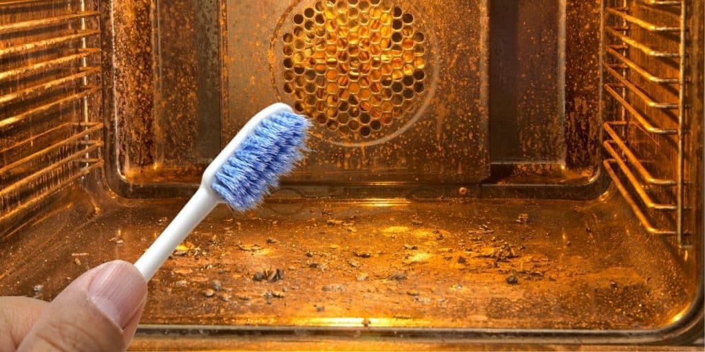 nettoyer le four avec une brosse à dents