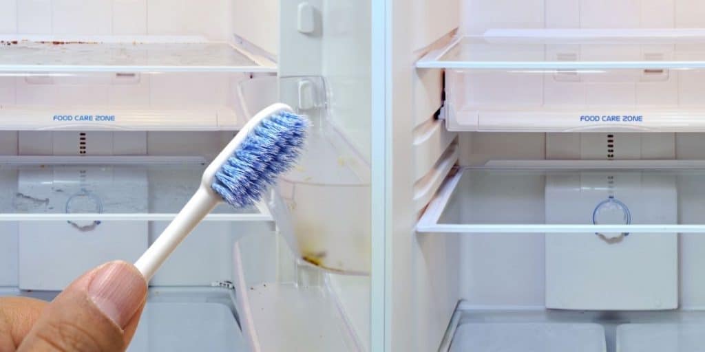 nettoyer le frigo avec une brosse à dent