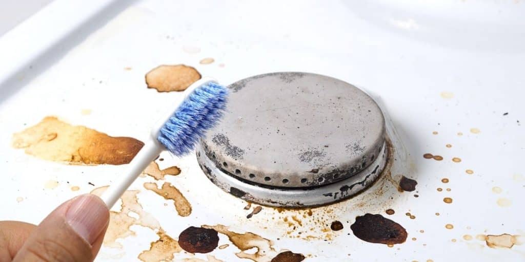 nettoyer gazinière avec brosse à dents