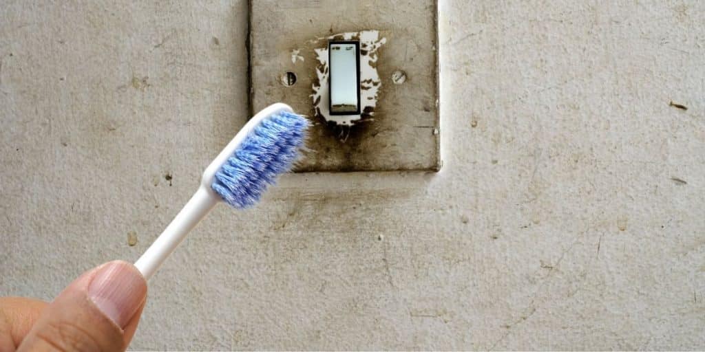 nettoyer un intérupteur avec une brosse à dents