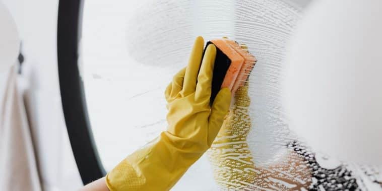 astuce pour nettoyer un miroir