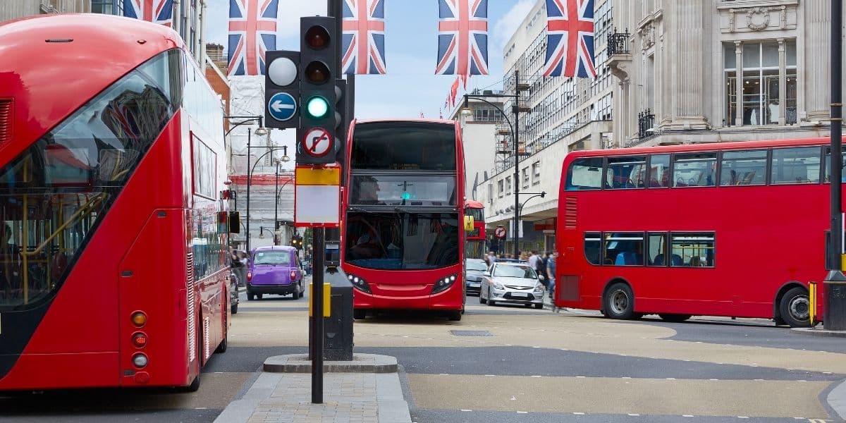 Savezvous pourquoi les anglais roulent à gauche ? (Cela risque de vous surprendre)