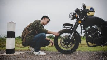 homme controle pneu moto