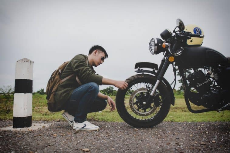 homme controle pneu moto