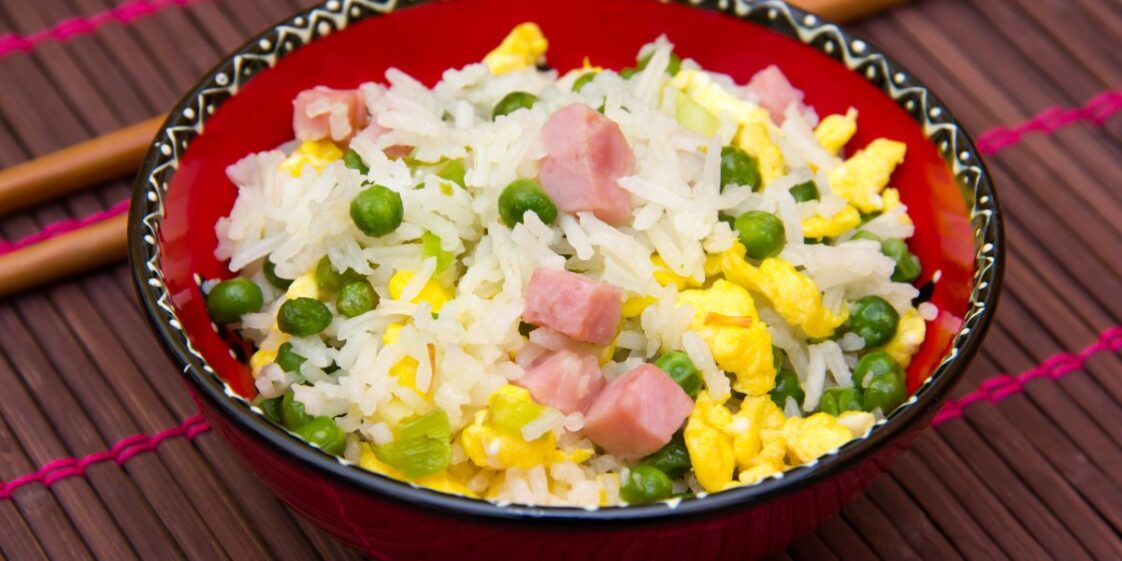 Découvrez comment préparer un savoureux riz cantonais ! Une recette facile et économique, idéale