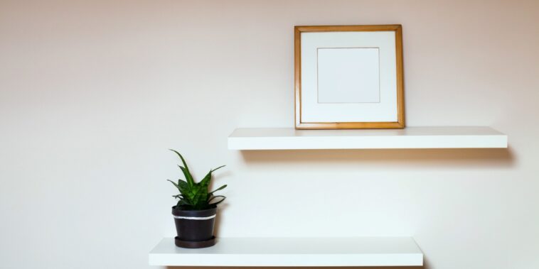 Bricolage à la maison : comment fixer une étagère sans perceuse ?