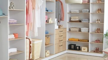 4 astuces simples pour garder votre dressing organisé et rangé à la maison !