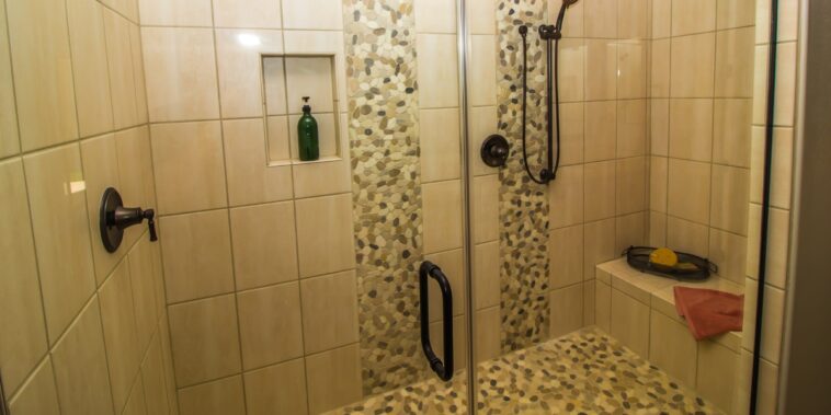 Comment nettoyer un bac à douche à galets au naturel ?