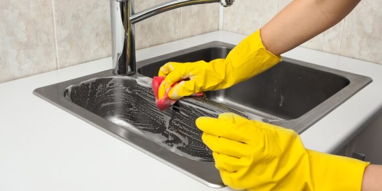 Découvrez nos astuces pour supprimer les traces de tartre et calcaire sur votre évier en inox !