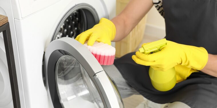 Pourquoi est-il astucieux de mettre une éponge à vaisselle de le lave-linge ?