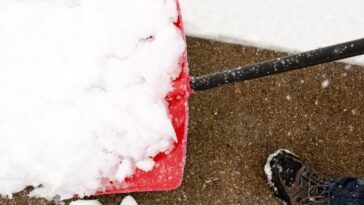 Affrontez l'hiver en toute sécurité : nos astuces infaillibles pour prévenir le verglas devant votre porte