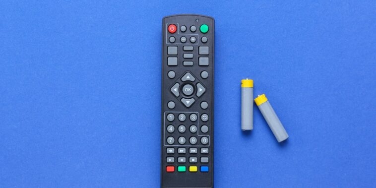 Comment utiliser une télécommande sans piles ? 4 astuces