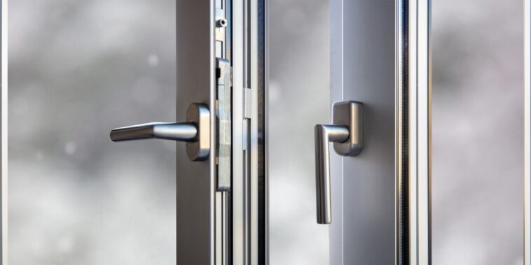 Astuces pratiques pour isoler efficacement le bas de votre porte et réduire les courants d'air !
