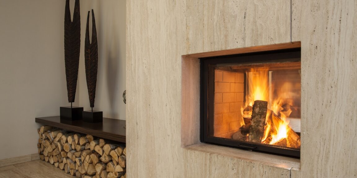 Comment allumer un feu de cheminée rapidement ?