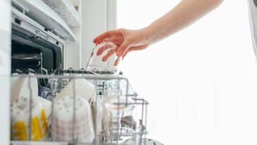 Laver la vaisselle à la main ou au lave-vaisselle : quelle solution est la plus économique ? Voici la réponse !
