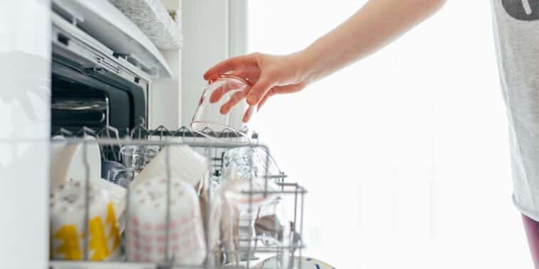 Laver la vaisselle à la main ou au lave-vaisselle : quelle solution est la plus économique ? Voici la réponse !