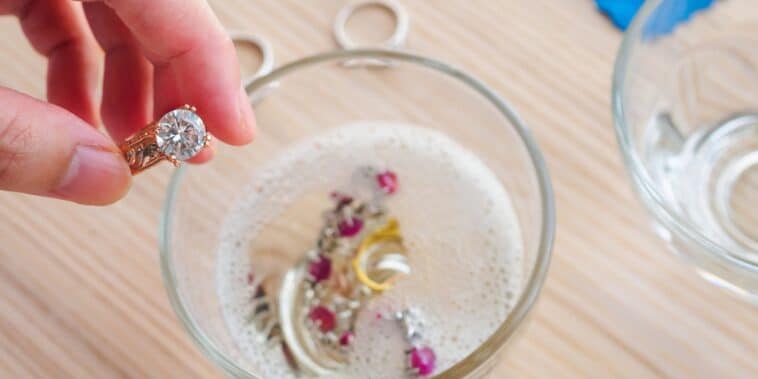 Comment redonner de l'éclat à vos bijoux en argent : les meilleures astuces naturelles de nettoyage