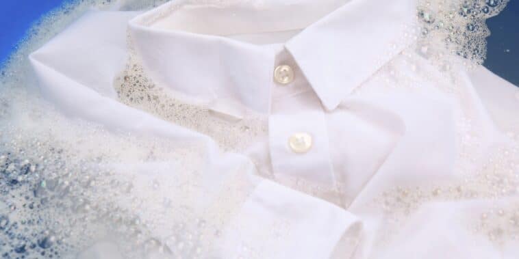 Astuces quotidiennes : découvrez comment blanchir une chemise devenue jaune