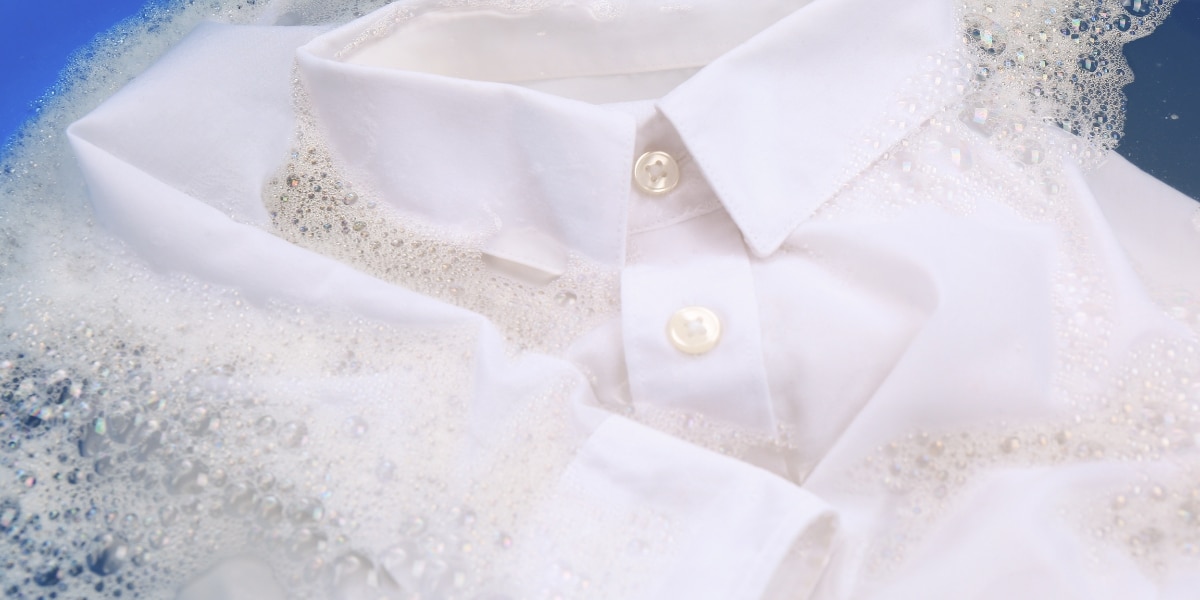 Astuces quotidiennes découvrez comment blanchir une chemise devenue jaune