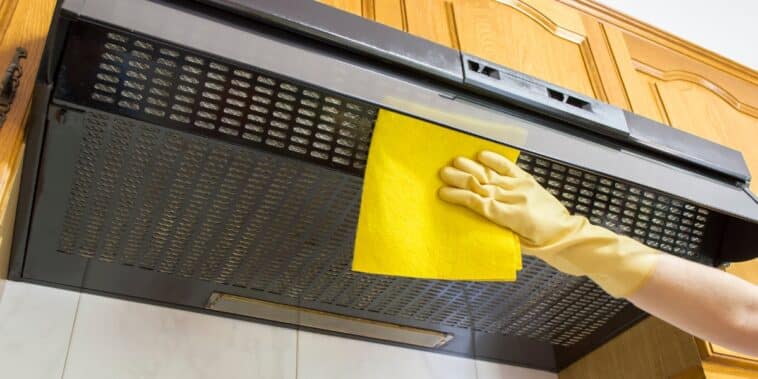 Découvrez nos astuces pratiques pour nettoyer sa hotte de cuisine et dire adieu aux traces !