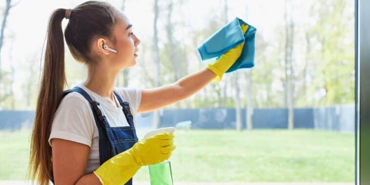 Comment nettoyer les vitres sans laisser de traces : techniques efficaces et produits recommandés