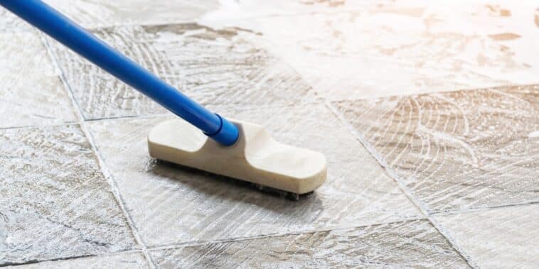 Des sols étincelants au naturel : découvrez des astuces de nettoyage efficaces pour carrelage, lino, parquet, dalles et tapis