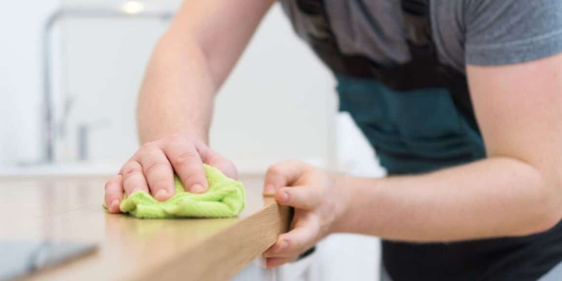 3 méthodes infaillibles pour nettoyer la graisse sur vos meubles en bois de cuisine !