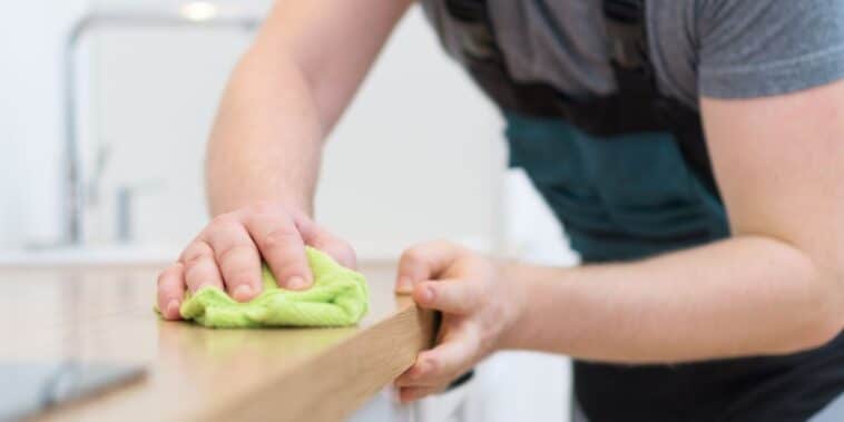 3 méthodes infaillibles pour nettoyer la graisse sur vos meubles en bois de cuisine !