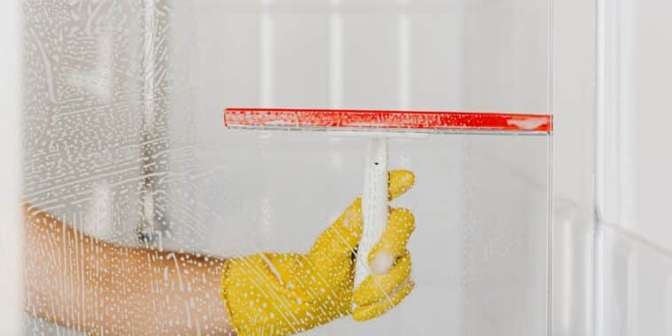 Découvrez des astuces simples pour un nettoyage rapide et efficace de votre paroi de douche !