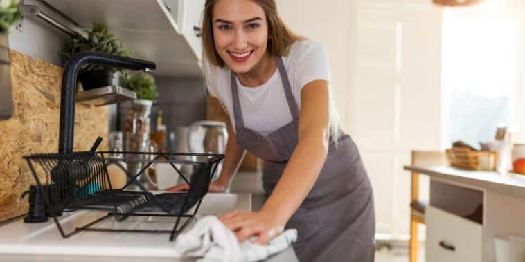 Les secrets d'un nettoyage efficace pour votre plaque de cuisson, hotte et cocotte: astuces maison et écologiques