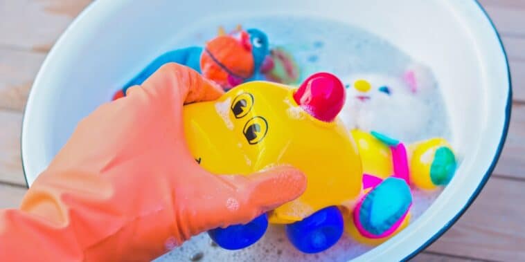 Comment nettoyer et désinfecter les jouets de son enfant ?