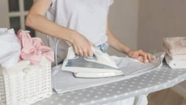 Comment repasser ses vêtements ? 4 astuces de pro pour éviter d’endommager vos tissus