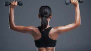 Comment tonifier ses bras après 50 ans ? 3 exercices simples contre le relâchement cutané