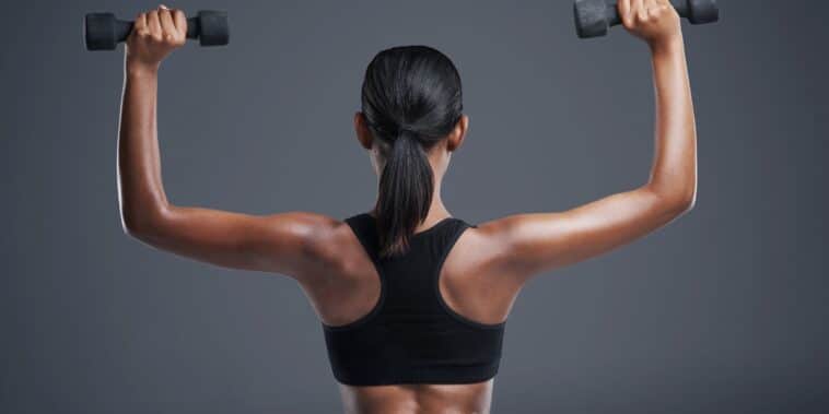 Comment tonifier ses bras après 50 ans ? 3 exercices simples contre le relâchement cutané