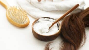 Découvrez l'ingrédient de cuisine miracle pour lisser vos cheveux rapidement sans lisseur !