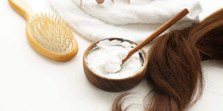 Découvrez l'ingrédient de cuisine miracle pour lisser vos cheveux rapidement sans lisseur !