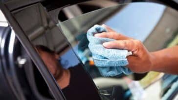 Comment nettoyer les traces de moustiques de sa voiture ?