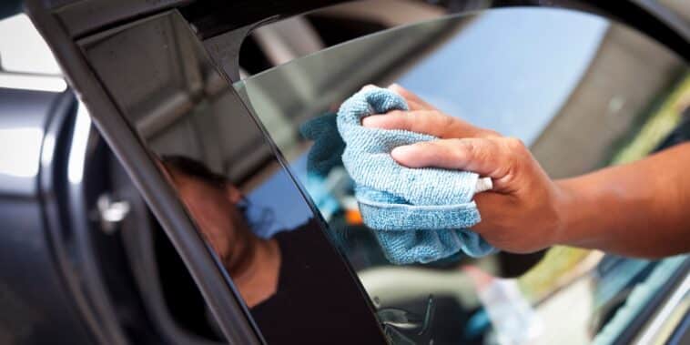 Comment nettoyer les traces de moustiques de sa voiture ?