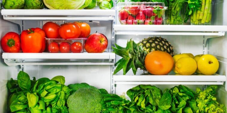 Découvrez l'astuce ultime pour conserver vos fruits et légumes plus longtemps au réfrigérateur !