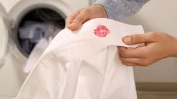 Comment enlever facilement les traces de rouge à lèvres sur vos vêtements : astuces et conseils pratiques