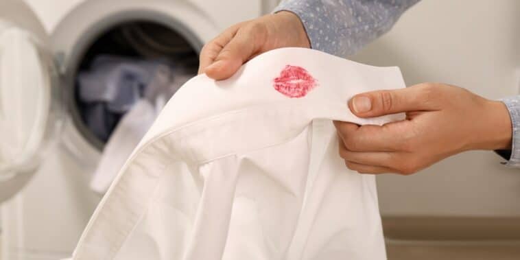 Comment enlever facilement les traces de rouge à lèvres sur vos vêtements : astuces et conseils pratiques