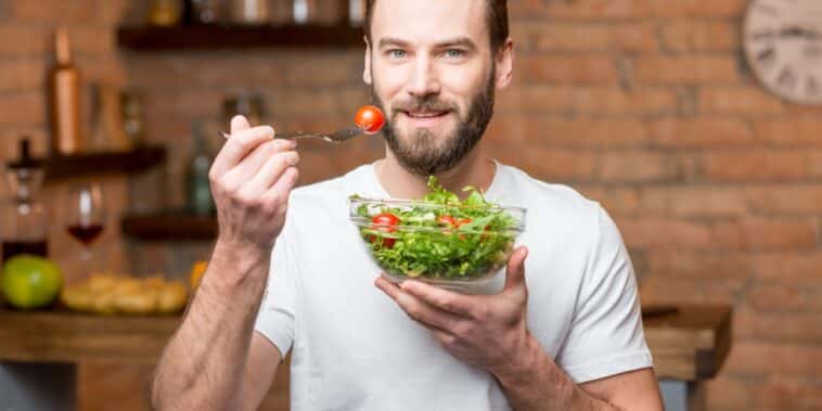 Conseils nutritionnels : est-il préférable de consommer les tomates cuites ou crues pour la santé