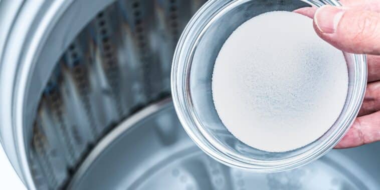 Découvrez pourquoi ajouter du bicarbonate de soude à votre lessive peut transformer vos corvées : 3 avantages étonnants