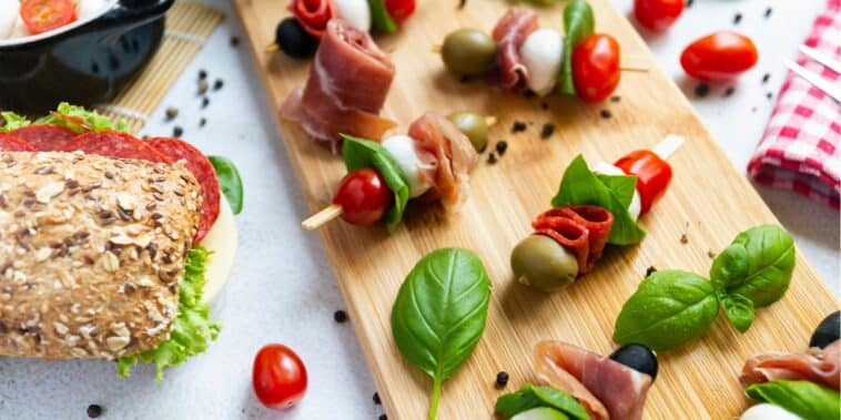 Améliorez votre apéritif d’été avec ces 8 conseils de nutritionniste pour une touche plus saine