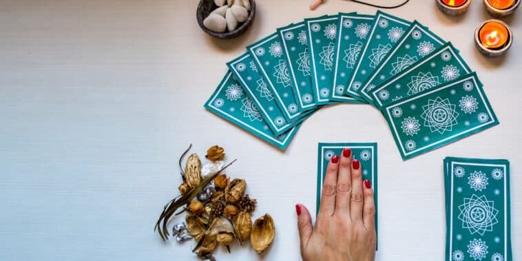 Prévisions astrologiques et tarot pour le 1er août 2024 : Guide divinatoire et énergétique