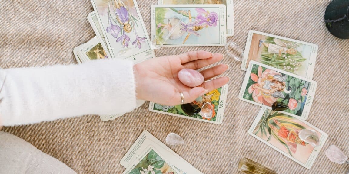 Découvrez votre destinée : Prévisions astrologiques du 13 août 2024 décodées grâce au mystérieux pouvoir du Tarot
