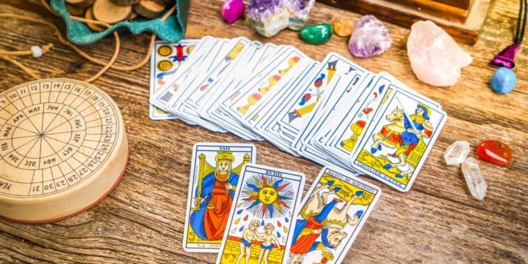 Plongée cosmique : Guide astrologique du 23 août 2024 à travers le miroir lumineux du tarot