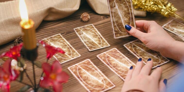 Prévisions astrologiques du 27 août 2024 basées sur un tirage de tarot pour un développement personnel et spirituel