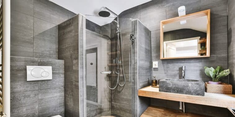 Découvrez ces conseils étonnants pour une salle de bain minimaliste et sans encombrement qui changera votre vie !