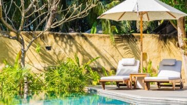 Comment créer une ambiance tropicale autour de la piscine : Nos astuces pour transformer votre jardin en oasis exotique